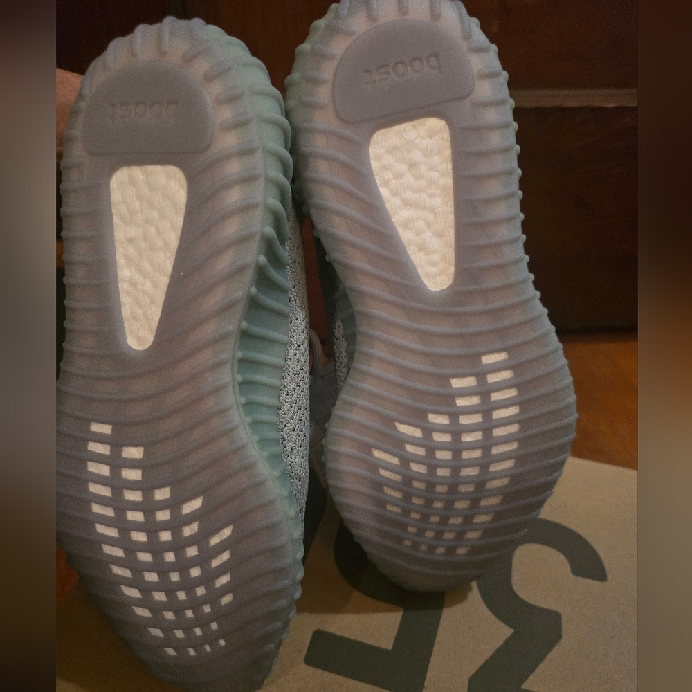 Yeezy Sneakers size 7 men / women size 8 - Picture 5 of 9